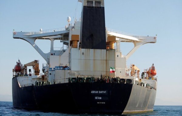 إحدى ناقلات النفط الإيرانية تنقل المواد النفطية إلى فنزويلا. [الصورة من خلال وكالة مهر نيوز]