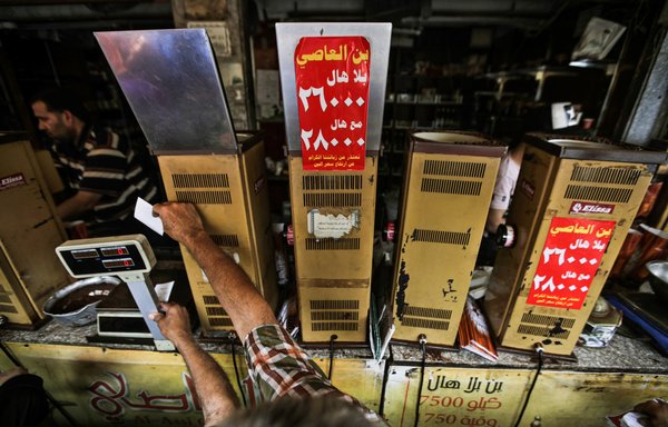 Un kilo de café coûtait 28 000 livres libanaises à Beyrouth en juillet 2020, dans le contexte d'une crise économique majeure et d'une augmentation drastique du prix des produits. [Joseph Eid/AFP]