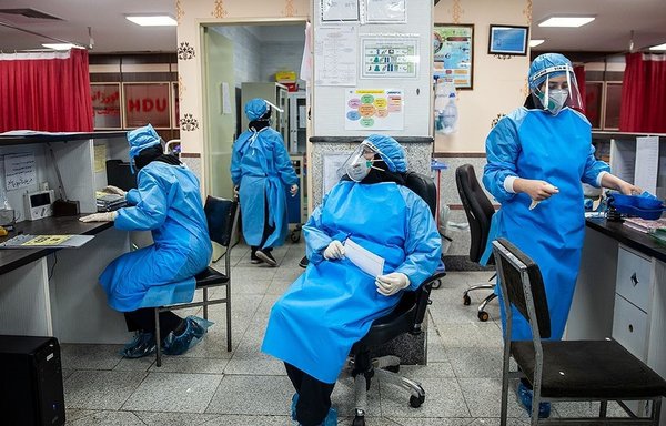 مستشفى في إيران خلال الأيام الأولى من فترة إقفال تام فرضت في البلاد. [الصورة من موقع اقتصاد أونلاين]