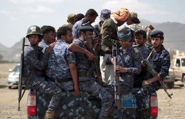 ميليشيات الحوثيين الطائفية التابعة لإيران تجرد اليمن من هويته الوطنية
