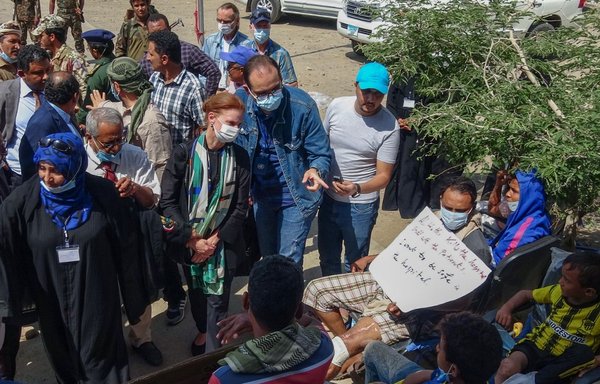 دانیلا کراسلیک، معاون نماینده سازمان ملل برای پشتیبانی از توافق الحدیده، ۲۱ آبان از آسیب ‌دیدگان جنگی در بیمارستانی در حیس، استان الحدیده یمن دیدن می‌ کند. [خالد الزیاد/ خبرگزاری فرانسه]