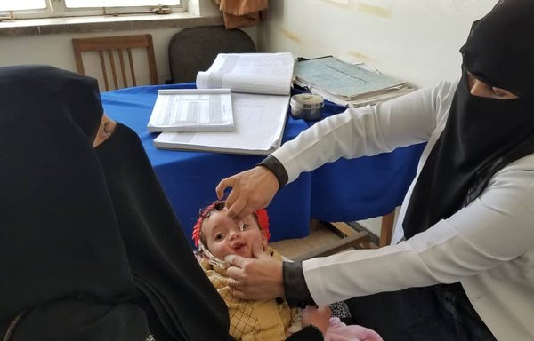 آبان‌ ماه سال جاری، واکسیناسیون فلج اطفال برای یک نوزاد در مرکز الزهراوی واقع در صنعا. [هیثم محمد/المشارق]