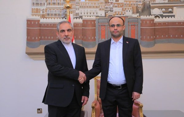 L'ambassadeur iranien au Yémen Hassan Eyrlou (g) se réunit avec le président du Conseil politique suprême des Houthis en novembre. [Photo via Mehr News]