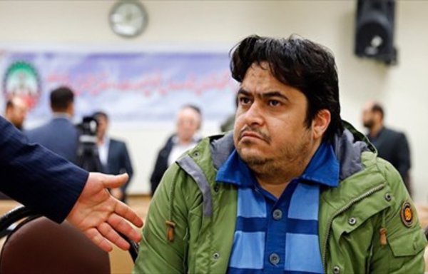 المعارض للنظام الإيراني روح الله زم خلال إحدى جلسة محاكمة في شباط/فبراير الماضي. وأعدم زم يوم السبت، 12 كانون الأول/ديسمبر، بعد 4 أيام فقط من صدور الحكم النهائي بحقه. [الصورة من موقع YJC.ir]