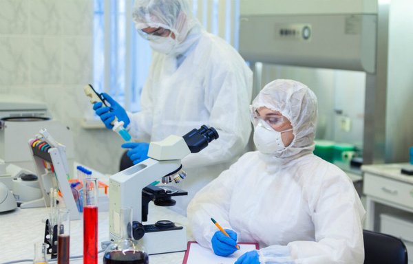 قال مسؤولون إيرانيون إن إيران ستطور لقاحا ضد كوفيد-19 بحلول نهاية الشتاء. أكد خبراء إن مزاعم إيران بأن العقوبات الأميركية تعوق حصولها على لقاحات مضادة لكوفيد-19 هي مجرد أكاذيب. [صورة من وكالة إرنا]