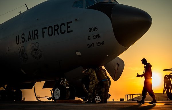 پرسنل نیروی هوایی ایالات متحده ۲۶ آذر در پایگاه هوایی العدید قطر سرگرم انجام بررسی های قبل از پرواز هستند. [سنتکام]