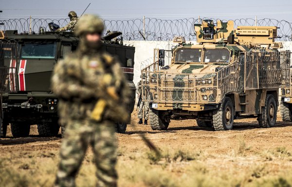 جندي روسي يراقب أثناء قيامه بدورية في شمال شرقي سوريا يوم 30 تشرين الثاني/نوفمبر 2020. من الأسباب التي تدفع الكرملين إلى دعم إيران هو تعزيز مكاسبه في سوريا. [دليل سليمان/وكالة الصحافة الفرنسية]