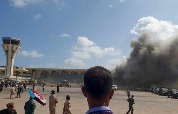 أعمدة الدخان تتصاعد في مطار عدن يوم 30 كانون الأول/ديسمبر عقب وقوع انفجارات بعد وقت قصير من وصول طائرة تحمل أعضاء حكومة الوحدة الجديدة. وقتل في الهجوم ما لا يقل عن 26 شخصا، وحملت الحكومة الحوثيين مسؤولية هذا الاعتداء. [صالح العبيدي/وكالة الصحافة الفرنسية]