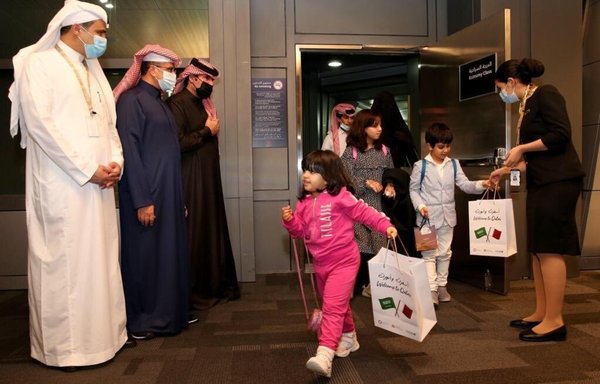 كان هؤلاء الأطفال من بين الركاب الأوائل الذين شهدوا استئناف الرحلات الجوية من السعودية إلى قطر. [الهيئة العامة للطيران المدني في قطر]