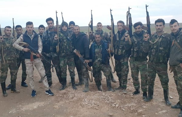 عناصر من الفيلق الخامس المدعوم من روسيا يظهرون بمحافظة دير الزور شرقي سوريا في صورة غير مؤرخة نشرت على صفحة الميليشيا على فيسبوك.