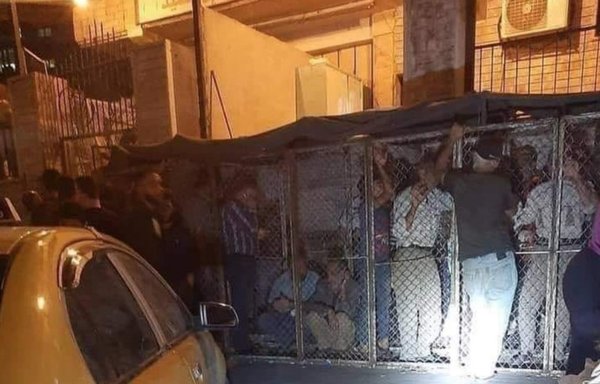 در این عکس، که یکی از تصاویر متعددی است که مهرماه در فضای مجازی منتشر شد و خشم عمومی را برانگیخت، تعدادی از مردم سوریه در یک قفس فلزی بیرون یک نانوایی دولتی در دمشق برای دریافت نان صف کشیده اند.