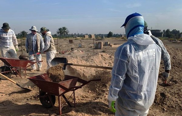 یک تیم عراقی روز ۱۱ آذر ۱۳۹۸ در حال نبش یک گور جمعی در الاسحاقی، واقع در استان صلاح الدین، است. [اداره امور و محافظت از گورهای جمعی عراق]