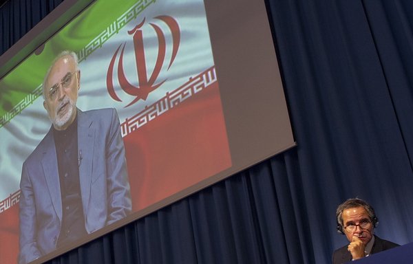 رافائل گروسی، مدیر کل آژانس بین ‌المللی انرژی اتمی، در شصت و چهارمین کنفرانس عمومی این آژانس، که به صورت مجازی در ۳۱ شهریور ۱۳۹۹ در وین اتریش برگزار شده است، به سخنان علی اکبر صالحی، رئیس سازمان انرژی اتمی ایران، گوش می ‌دهد. [جو کلامار/ خبرگزاری فرانسه]