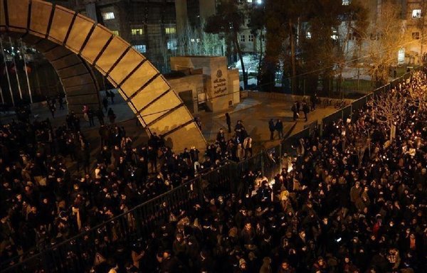 عشرات الآلاف من الإيرانيين نزلوا إلى الشوارع في كانون الثاني/يناير الماضي، مطالبين كبار قادة النظام بالاستقالة. [من الأرشيف]