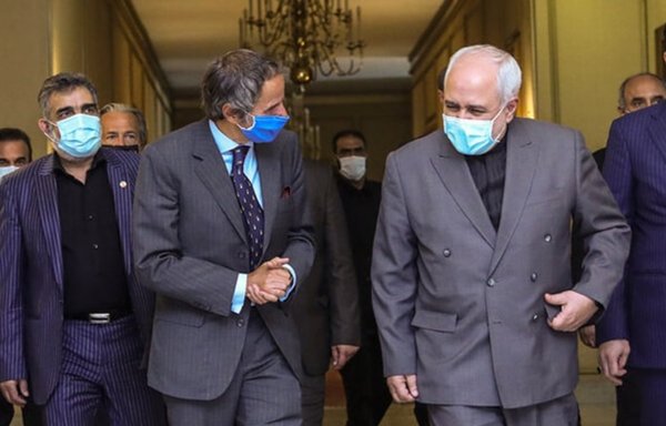 گفت و گوی رافائل گروسی، رئیس آژانس بین المللی انرژی اتمی (چپ)، و جواد ظریف، وزیر خارجه ایران، روز سوم اسفند در تهران. [سایت دیدار نیوز]