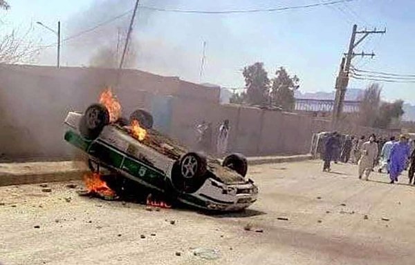 Protesters in Saravan torched a police car on February 23 following the killing of fuel carriers the previous day by IRGC and border forces. [Rokna.net]
