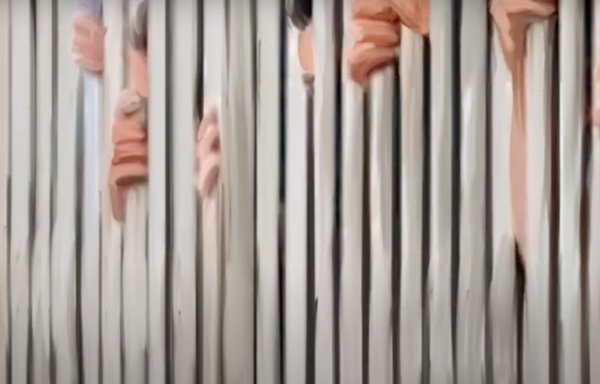 عکسی که از روی ارائه ویدیویی گزارش کمیسیون تحقیقات سازمان ملل در امور سوریه گرفته شده است: «نقض قوانین در زندان های سوریه» در تصویری از بازداشت شدگان یک زندان در سوریه.
