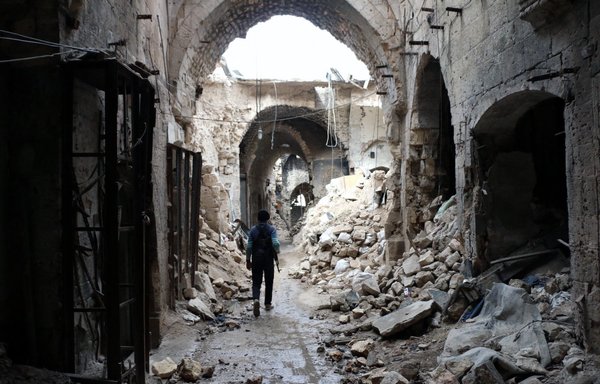 یکی از جنگجویان اپوزیسیون روز ۸ اسفند ۱۳۹۲ در یک کوچه ویران شده در بازار قدیمی شهر حلب قدم می زند. نام این شهر واقع در شمال سوریه در فهرست یونسکو قرار دارد. [عکس از خبرگزاری فرانسه/مرکز رسانه ای حلب/زین الرفاعی]
