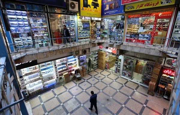 هم زمان با کاهش سریع قدرت خرید طبقه متوسط مردم ایران تأثیرات اقتصاد متزلزل ملموس شده است. [عطا کناره/خبرگزاری فرانسه]