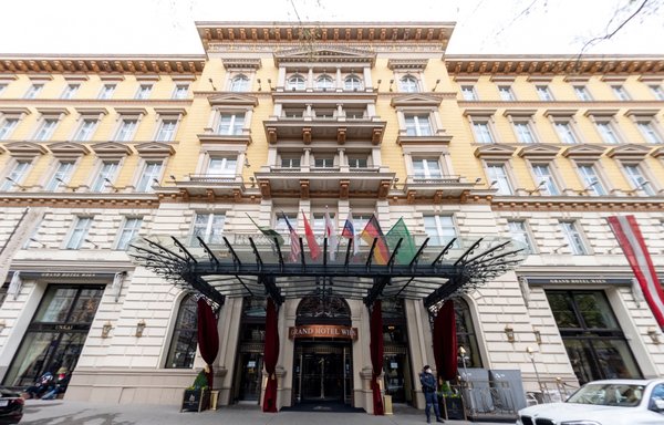 نمایی از هتل وین، محل برگزاری دور تازه ای از مذاکرات برجام، در روز ۱۷ فروردین. [جو کلامار/خبرگزاری فرانسه]