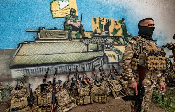 Syrian Democratic Forces (SDF) fighters in the eastern province of Deir Ezzor on March 23. [Delil SOULEIMAN / AFP]