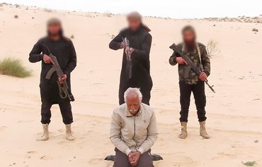 انتشار صحنه اعدام یک پیرمرد قبطی در شبه جزیره سینا توسط داعش