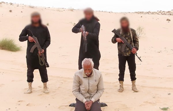 في لقطة فيديو نشرها فرع تنظيم داعش بسيناء في مصر على تطبيق تليغرام يوم 17 نيسان/أبريل، يظهر 3 مسلحين قبل لحظات من إعدام نبيل الحبشي سلامة البالغ من العمر 62 عاما وهو رجل قبطي، في بلدة بئر العبد.