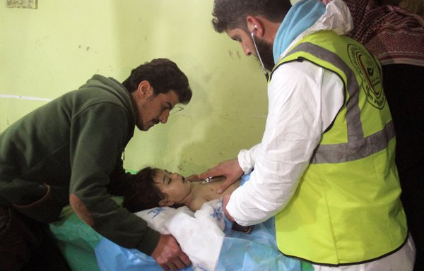 در این عکس آرشیوی که ۱۵ فروردین ۱۳۹۶ گرفته شده است، یک کودک بیهوش پس از وقوع حمله شیمیایی در بیمارستانی در شهر خان شیخون استان ادلب در سوریه تحت درمان قرار می ‌گیرد. چهار سازمان غیردولتی روز ۳۰ فروردین گفتند در سوئد بر سر موضوع حملات شیمیایی سال ۱۳۹۲ و ۱۳۹۶ علیه اعضای رژیم سوریه طرح شکایت کیفری کرده‌ اند. [عمر حاج قدور/ خبرگزاری فرانسه]