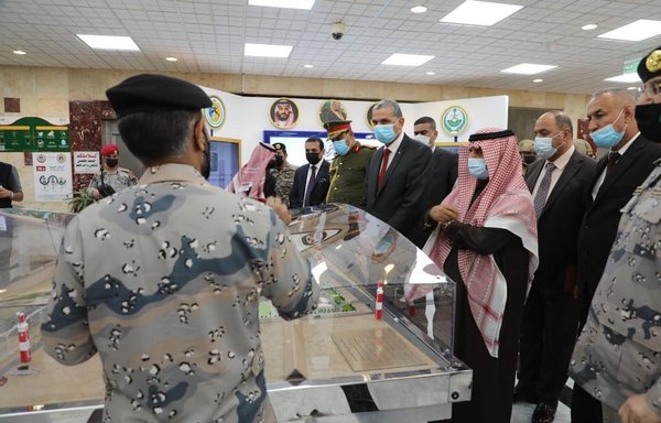 وزير الداخلية العراقي عثمان الغانمي خلال زيارة له إلى السعودية يوم 22 شباط/فبراير، حيث عقد لقاءات مع مسؤولين كبار وبحث سبل تعزيز التعاون والتنسيق الأمني الثنائي. [وزير الداخلية العراقية]