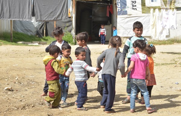 کودکان در اردوگاه سعد نایل بازی می کنند. [زیاد حاتم/المشارق]