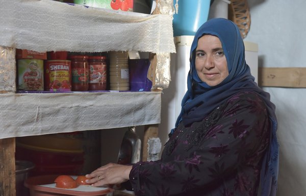 عوفه علی الخضر، پناهنده سوری، در ماه رمضان در آشپزخانه محقرش وعده های افطار را آماده می کند. وعده های غذایی افطار در رمضان امسال عمدتاً از غلات و سالاد تشکیل شده است. [زیاد حاتم/المشارق]