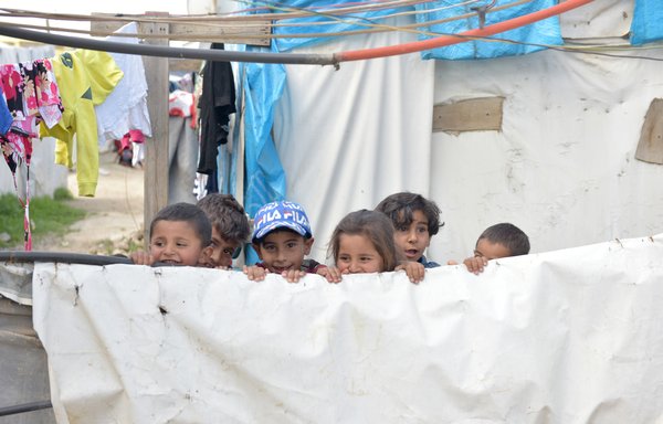 کودکان در اردوگاه سعد نایل بازی می کنند. [زیاد حاتم/المشارق]