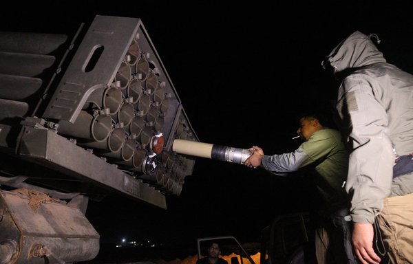 صورة من العام 2018 لعناصر من الميليشيات العراقية المدعومة من إيران وهم يضعون صواريخ في منصة إطلاق صواريخ متعددة. [أحمد الربيعي/وكالة الصحافة الفرنسية]