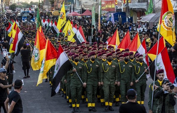 عناصر من الميليشيات التابعة لإيران يشاركون في مسيرة استعراضية بمدينة كربلاء في 8 تشرين الأول/أكتوبر. [موقع ناس]