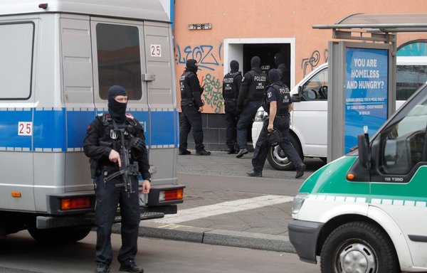 عناصر من الشرطة يدخلون إلى مسجد الإرشاد خلال مداهمة في 30 نيسان/أبريل 2020 في برلين، مع اقتحام العشرات من عناصر الشرطة والقوات الخاصة للمساجد والجمعيات المرتبطة بحزب الله في بريمن وبرلين ودورتموند وموينستر في الصباح الباكر. [أود أندرسن/وكالة الصحافة الفرنسية]