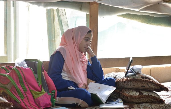 نسرین حسین السهو، پناهجوی سوری ۱۴ ساله که در اردوگاه مجدل عنجر در دره بقاع لبنان زندگی می‌ کند، برای آموزش از راه دور با مشکل کندی سرعت اینترنت روبروست. [زیاد حاتم/ المشارق]