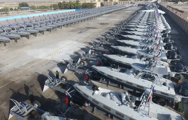 توافقی که اوایل امسال میان ایران و چین منعقد شد، خواستار انجام آموزش و تمرین های نظامی مشترک، پژوهش و تولید مشترک جنگ افزارها، و هم رسانی اطلاعات شده است. در این تصویر قایق های تندرو تهاجمی سپاه پاسداران انقلاب اسلامی که برای مختل کردن رفت و آمد دریایی در خلیج فارس طراحی شده اند، دیده می شوند. [سپاه پاسداران]