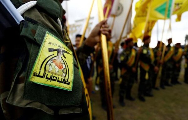 یکی از اعضای کتائب حزب الله در فروردین ۱۳۹۹ در عراق بازوبندی با آرم آن گروه را به دست دارد. [ایرنا]