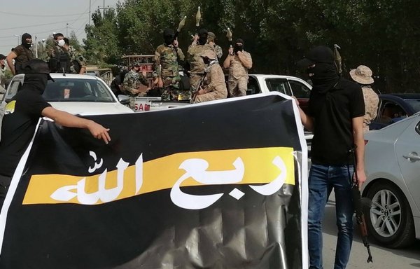 عناصر من ميليشيا ربع الله، وهي إحدى الميليشيات التي تتخذها كتائب حزب الله كواجهة لهجماتها المسلحة في العراق، يشاركون في استعراض عسكري في بغداد يوم 25 آذار/مارس.