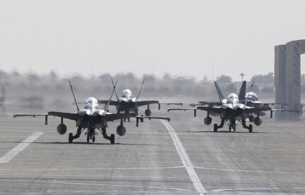 هواپیماهای اف/ای-۱۸دی هورنت سپاه تفنگداران دریایی ایالات متحده روز ۱۸ اردیبهشت به توقفگاه های خود در پایگاه هوایی شاهزاده سلطان در عربستان سعودی منتقل می شوند. [نیروی هوایی ایالات متحده]