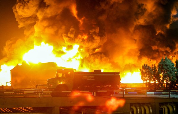 در این عکس که شامگاه ۱۲ خرداد گرفته شده است، زبانه های آتش که از یک پالایشگاه نفت در تهران، پایتخت ایران، برخاسته است، دیده می شود. [وحید احمدی/ خبرگزاری تسنیم/خبرگزاری فرانسه]