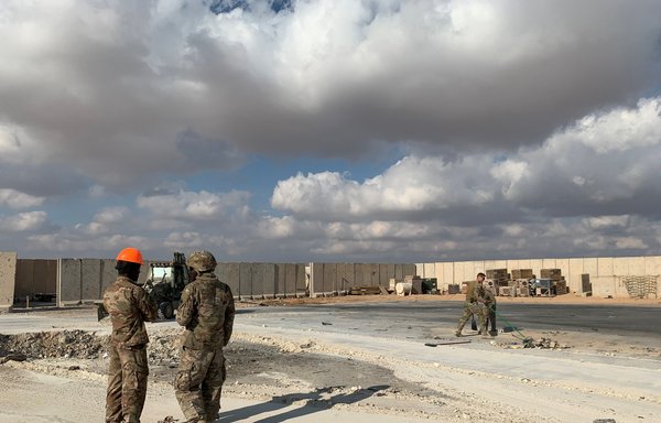 در عکسی که ۲۳ دی‌ ماه ۱۳۹۸ گرفته شده است، تعدادی از سربازان آمریکایی دیده می‌ شوند که در پایگاه هوایی عین‌ الاسد در استان انبار واقع در غرب عراق مشغول جمع کردن آوار هستند. [ایمن حنا/ خبرگزاری فرانسه]