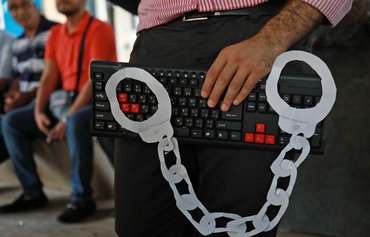 صحافية لبنانية تكشف تهديدات حزب الله واعتداءاته المتواصلة