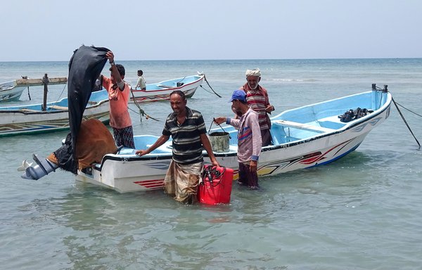 صيادون يمنيون عائدون من رحلة صيد للسمك قبالة ساحل مدينة الحديدة المطلة على البحر الأحمر في 5 نيسان/أبريل. سيؤدي تسرب للنفط من خزان صافر النفطي المتآكل إلى تدمير النظام البيئي للبحر الأحمر والقضاء على قطاع الصيد وإغلاق مرفأ الحديدة الحيوي باليمن لمدة 6 أشهر، حسبما ذكرت الأمم المتحدة. [خالد زياد/وكالة الصحافة الفرنسية]