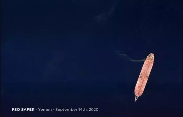 تهدف هذه الصور التي التقطت بالأقمار الصناعية من قبل بلانيت لابز وقُدمت إلى تانكر تراكرز لإظهار تسرب نفطي حصل قبل أسبوعين بناقلة صافر النفطية في البحر في البحر الأحمر قبالة الساحل الغربي لليمن.