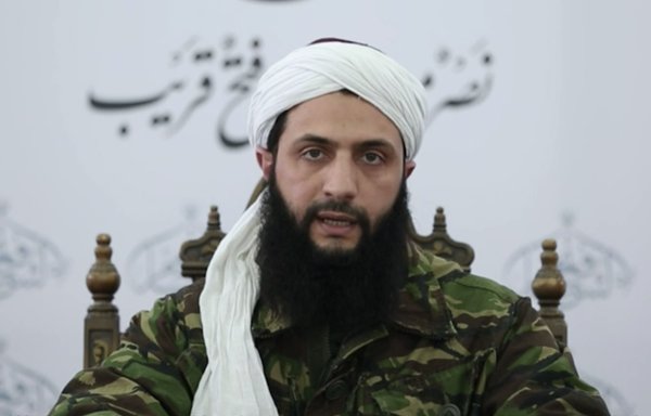 أعلن زعيم هيئة تحرير الشام أبو محمد الجولاني سابقا ولاءه للقاعدة وعمل لاحقا مع داعش. وها هو اليوم يسعى إلى حفظ ماء وجهه، ليدعي أن هذه التحالفات لم تكن سوى ضرورات استراتيجية فرضها الوضع السياسي السائد في العراق وسوريا. [فيديو أتش.تي.أس]