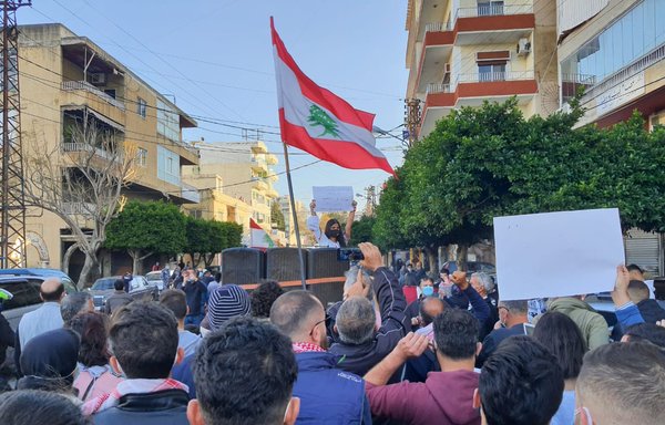 Demonstrators in southern Lebanon have broken the barrier of fear and are now protesting against Hizbullah, raising slogans condemning the corruption sponsored by the party. [Al-Mashareq]