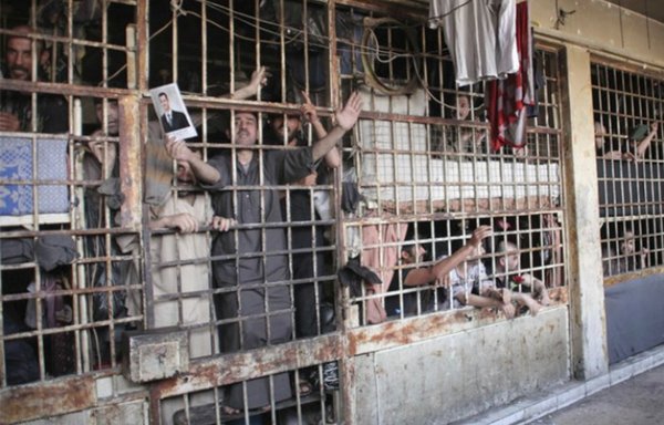 زندانیان پشت میله های زندان صیدنایا سوریه در یک عکس بدون تاریخ. [بشیر البسام]