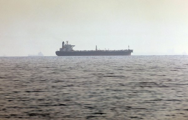 صورة التقطت لسفينة قبالة ساحل الفجيرة في الإمارات في 14 نيسان/أبريل 2021. [جوزيبي كاكاتشي/وكالة الصحافة الفرنسية]