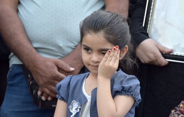 یک دختر جوان به همراه خانواده اش در روز ۱۳ تیر ماه در مراسم یادبود قربانیان انفجار بندر بیروت شرکت کرده است. [زیاد حاتم]